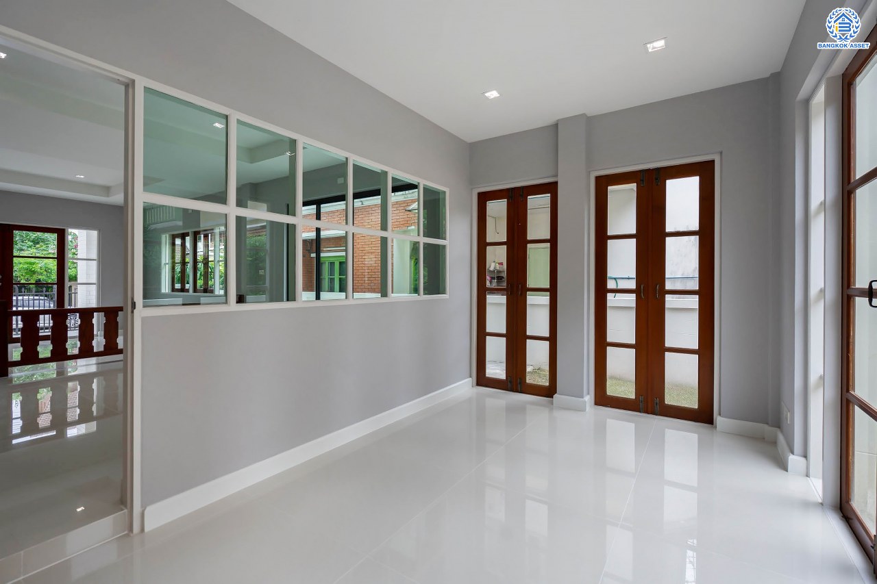 บ้านมือสองตกแต่งใหม่ แบรนด์ Q.House ม.ลัดดารมย์ ปิ่นเกล้า หลังใหญ่ตกแต่งเรียบหรู เนื้อที่ 92.8 ตร.ว. พื้นที่ใช้สอยเยอะถึง 320 ตร.ม. ฟังก์ชันจัดเต็ม 3 ห้องนอน 4 ห้องน้ำ 1 ห้องอเนกประสงค์ 1 ห้องแม่บ้าน จอดรถได้ 4 คัน พร้อม Living Room กว้าง บนทำเลศักยภาพ ใกล้เซ็นทรัลเวสต์เกต, วงเวียนพระราม5, ทางด่วน "กาญจนาภิเษก" และรถไฟฟ้า "สถานีตลาดบางใหญ่"